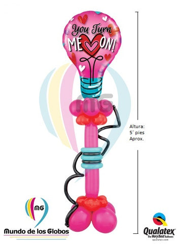 Pedestal "Amor Eléctrico" Bombillo Gigante Metálico "You turn me On" con base vertical de globos latex