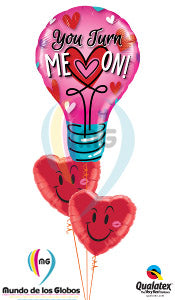 Bombillo Gigante metálico con mensaje "You turn me ON" & Corazones Felices con Beso metálicos