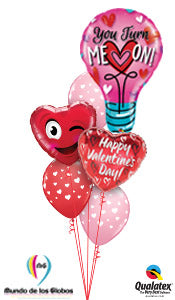 Bombillo gigante "You turn me ON" de 36" pulgadas Metálico, Corazones con Carita Coqueta Guiñando de 18" pulgadas Metálico & látex con corazones