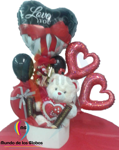 Adorno para mesa: Peluche Caja de Corazón & Lazo con Peluche Osito Teddy c/ corazón "Love you" Corazón de 18" Lazo "I love You", Siluetas de Corazón Rojo holografíco de 14" pulgs. y látex de 5" pulgs. negros.
