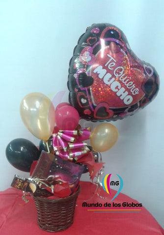 Adorno de escritorio: Corazón "Te Quiero Mucho" de 18" metalico, 2 latex oro de 5" , 2 látex Wild Berry de 5" Cinta Magenta de 9" & Oro de 4" Caja de Chocolates y Chocolate barra en su canasta.