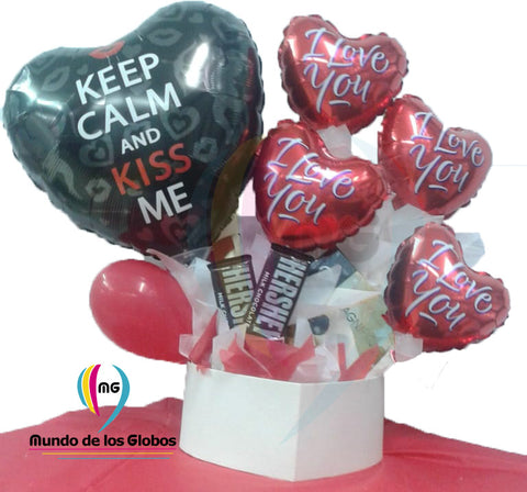 Adorno para escritorio: Besos con Amor Corazón de 18" pulgs. "Keep Calm & Kiss Me" con corazones "I Love You" de 9" pulgs., un látex rojo de 5" pulgs. 2 Hershey´s mas un chocolate y una taza.