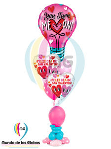 "You turn me On" Bombillo Metálico Gigante de 36" pulgadas, Corazones de 18" pulgadas Metálicos de Feliz San Valentin y globos latex polka c/ helio con base de látex estilizada