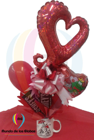 Adorno de Escritorio: Corazón Silueta Rojo Holografico de 14", Corazón "Besame Princesa" de 9", 2 Hershey´s, un látex de 5" Lazo Rosado, cinta roja holografica y taza con diseño.