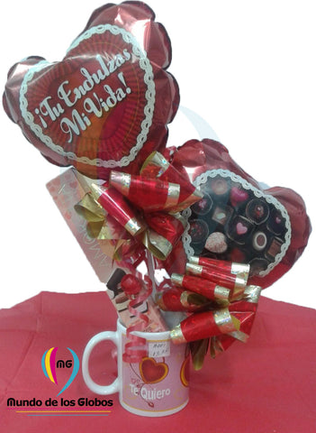 Adorno de Escritorio: ¡Tu endulzas Mi Vida! 2 corazones metálicos de 9", Caja de Chocolates Amoretta, una taza decorativa y lazos y cintas brillantes.